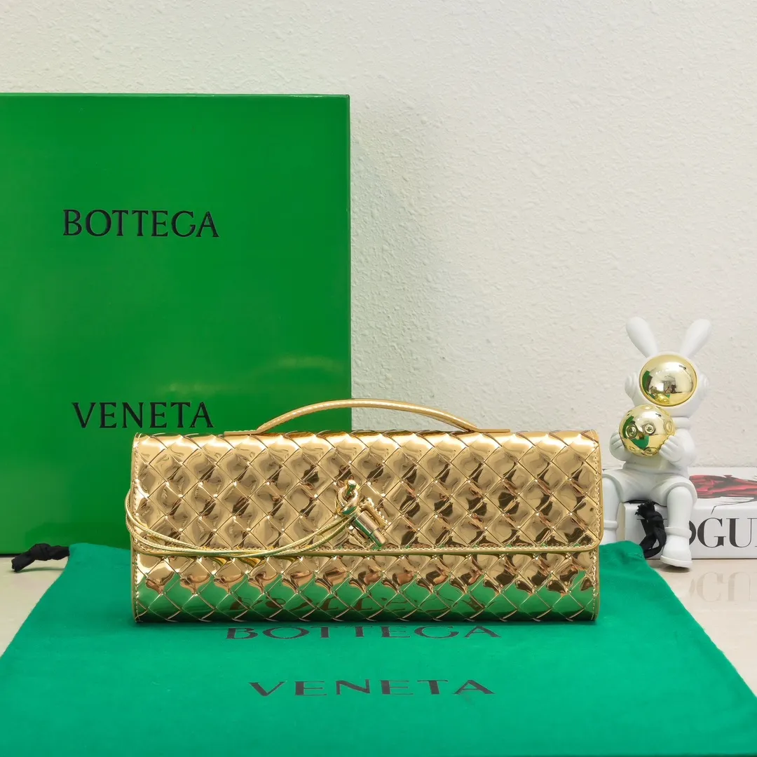 The batch of 1360 BV Andiamo evening handbags has been heavily planted again~ The designer aesthetics in the era of economic downturn are back. I fall in love with it at first sight and can't put it down. It's so beautiful and full of aura. The shape and texture are very competitive. It's light in weight and has sufficient capacity. It's a must-have for fashionistas. It's suitable for many occasions, minimalist, high-end and light luxury. Model No.: 741511 Size: 31*13*3cm